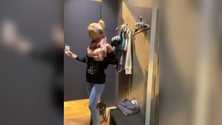 Тайком трахнул пальцами свою киску до оргазма в раздевалке порно